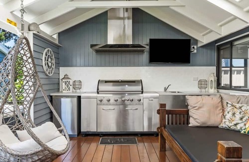 Budgewoi House | Lux Cottage with Spa- Pool Table-Kayaks-EV Charger