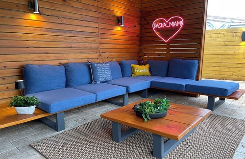 Highland Garden House | Cozy Home with Luxurious Backyard and Sauna in Hollywood Perfect for Relaxation!