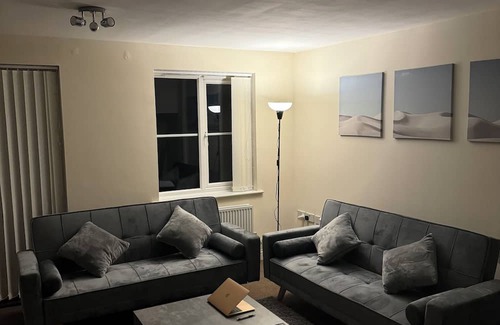 Ipswich House | Spacious home in Prime Location - Free Parking