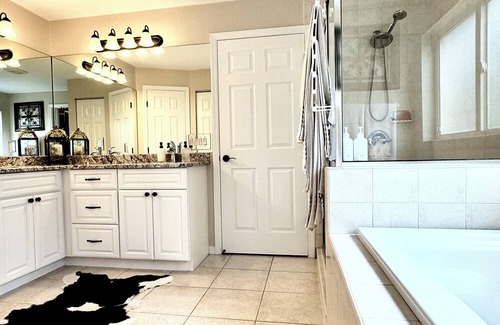 Lake Wales House | SECLUDED LAKE FRONT RETREAT ON 6 acres. Close to Theme Parks. Pet Friendly!