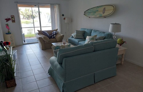 Cypress Lake Condo | Cozy 2-bedroom condo with AC, WiFi in Prime Fort Myers Location