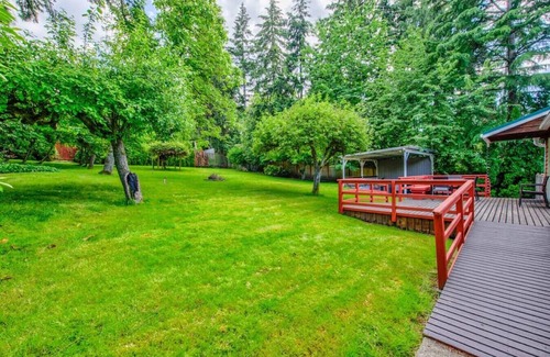 Mercer Island House | Private park in a cozy home next to I-90 huge yard