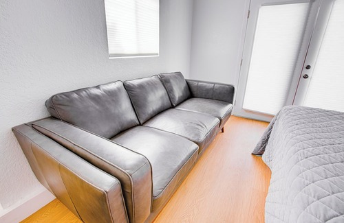 Granada Hills Apartment | Private Studio Granada Hills| Near CSUN, Universal