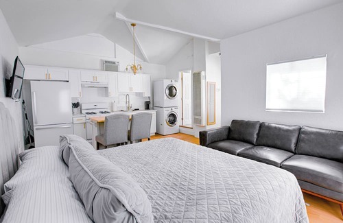 Granada Hills Apartment | Private Studio Granada Hills| Near CSUN, Universal