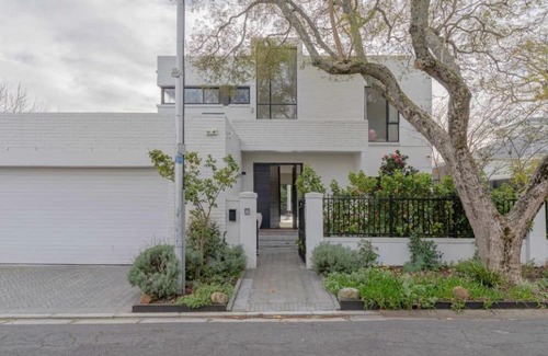 Claremont House | Beautiful home with Pool and views of Table Mountain