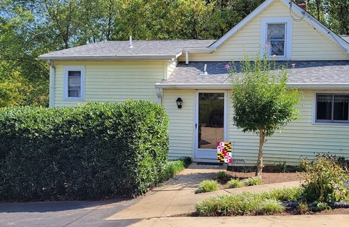 Helen House | Charming countryside 4-bedroom - sleeps 10 - home in Charlotte Hall, MD