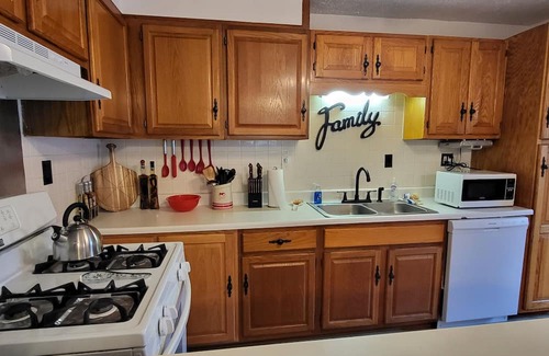 Helen House | Charming countryside 4-bedroom - sleeps 10 - home in Charlotte Hall, MD