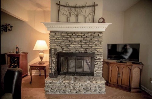 Prospect House | 3-bedroom riverfront townhome in fabulous Prospect with WiFi, AC, Pet Friendly.