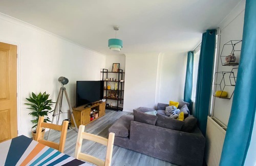 Mile End Apartment | 2 double bedroom 2 bathroom apartment in zone 2, near canal and Mile End Station
