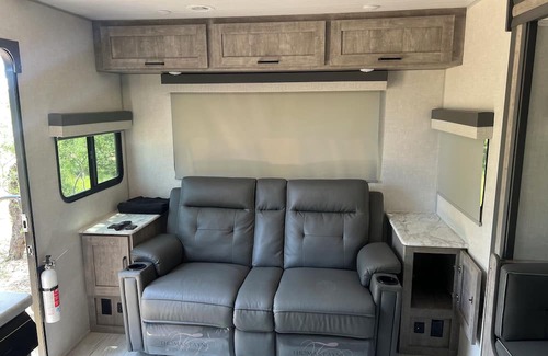 Marble Falls House | Cozy & Spacious Grand Surveyor Glamping Experience @ Fishers of Men Ranch