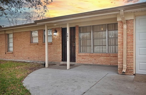 Bay Area House | Cute and Cozy 3-2-1 home in Corpus Christi in Great Area next to the Mall!