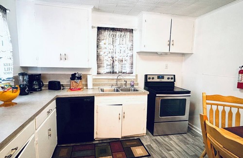 Alexandria House | Red Door Lodge of Alexandria 2-Bedroom, 11Bathroom with WiFi & AC