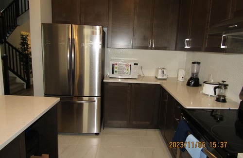 Ottawa Division House | Classy & Modern 4 Bedroom & 3.5 Bath w/SelfCheck-In+Kitchen & Parking-Ottawa