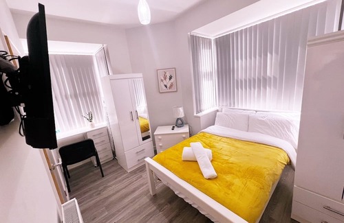 Coventry Bed & Breakfast | 5 bed Stylishly furnished & close proximity to the City centre and Coventry Uni