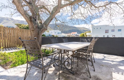 Onrus House | Coastal Elegant 4 Bedroom Home