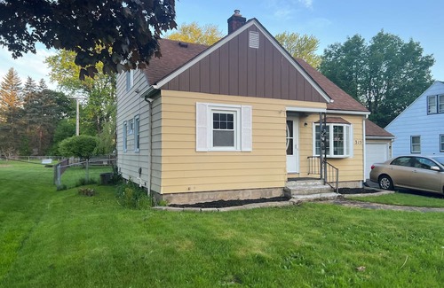 North Greece House | Charming 3-bedroom house with AC, fitness room, WiFi in delightful Rochester
