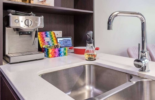 Greenslopes Apartment | Hanlon Park Escape - 250m to Stones Corner Village