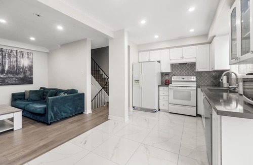 Scarborough Apartment | BIG PRIVATE ROOM with TERRACE in Scarborough