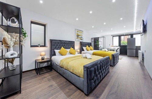 Golders Green Apartment | Luxury Studio in London Sleeps 4
