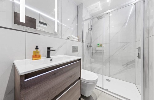 Golders Green Apartment | Luxury Studio in London Sleeps 4