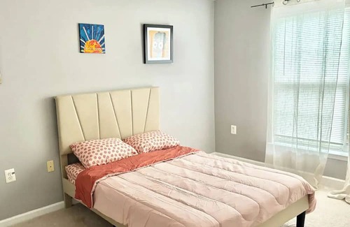 Dulles Town Center House | Affordable Spacious Family Home with Fishing Rods near Lakes, Shops and Malls