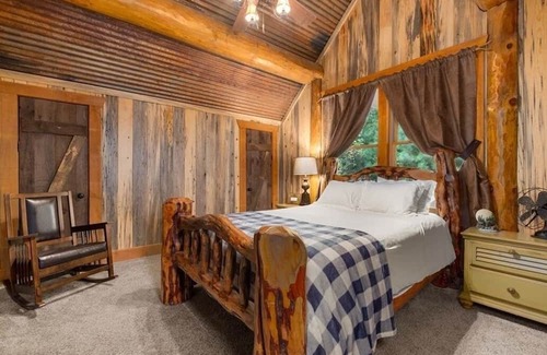 Talking Rock Cabin | Large and charming 4-bedroom log cabin in the Georgia mountains