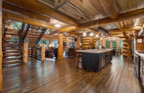 Talking Rock Cabin | Large and charming 4-bedroom log cabin in the Georgia mountains