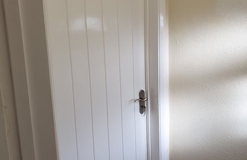 Basildon Apartment | Cozy studio room within a house in Basildon with free WiFi