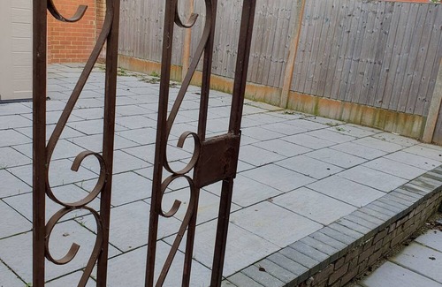 Basildon Apartment | Cozy studio room within a house in Basildon with free WiFi