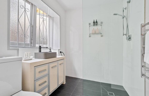 Bellevue Hill Apartment | Pet-Friendly Home Just Minutes from Bondi Beach