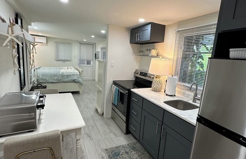 Southampton House | Spacious 3-bedroom house with a pool and panoramic views of Horseshoe Bay Beach