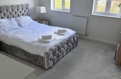Llanedy House | Tranquil Retreat in Swansea Countryside