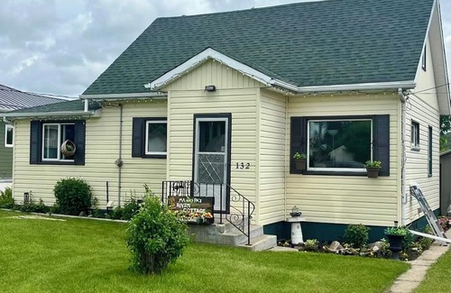 Minnedosa House | Spacious Cottage just steps to the River, Heritage Village and Minnedosa Lake!