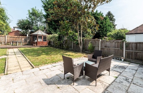 Coombe Vale House | Spacious serenity - large family home near city | Pass The Keys