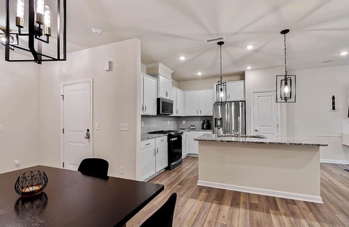 Southeast Raleigh House | Luxury/Modern Townhome Close To Downtown Raleigh - GREAT FOR TRAVEL NURSES