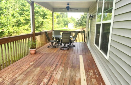Burlington House | Spacious 4-bedroom on a quiet cul-de-sac in Burlington. Near Elon & Greensboro.