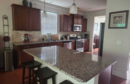 Burlington House | Spacious 4-bedroom on a quiet cul-de-sac in Burlington. Near Elon & Greensboro.