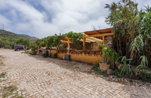Carrapateira Apartment | Studio Apartment 'Vento' with Mountain View, Shared Terrace and Wi-Fi