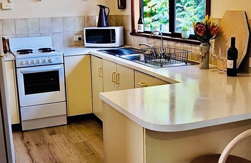 Port Willunga House | Cosy retro style holiday home, pet friendly. nClose to beach.