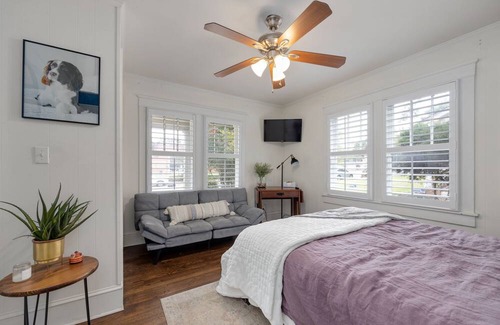 East Nashville House | Historic bungalow in East Nashville- 10 min walk to Nissan Stadium!