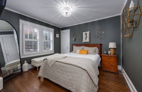 East Nashville House | Historic bungalow in East Nashville- 10 min walk to Nissan Stadium!