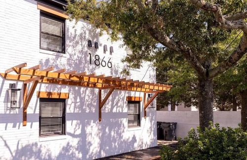 Cottage Line Apartment | Wave Suite /Right on the Beach!