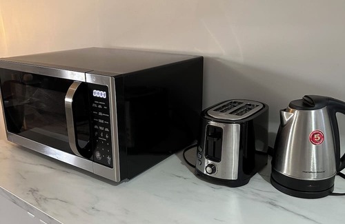 North Vancouver House | Charming 1-bedroom basement suit in lovely North Vancouver with WiFi