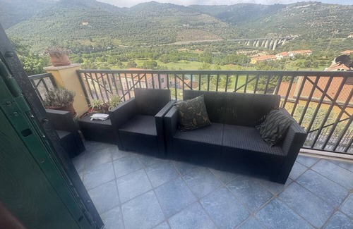 Castellaro Apartment | Apartment 'Family' with Private Terrace, Shared Garden and Wi-Fi