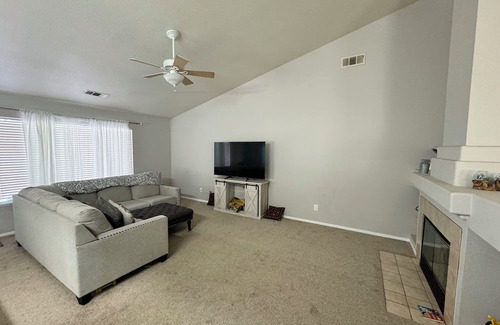 Oakley House | Charming 1 bedroom with private bathroom in 3 bedrooms house in Oakley with WiFi
