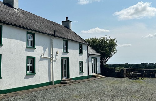 Hook Head House | Gorgeous renovated farmhouse with sweeping views of lush farmland!