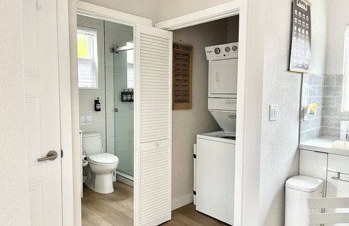 Valley View - Reed House | Modern 1Br/1B Guest Suite w/Kitchen, Laundry, AC/Heat, Living Room