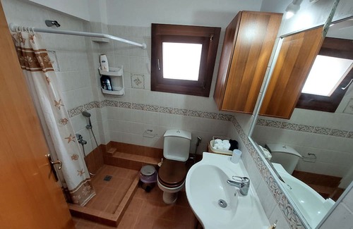 Pylos-Nestoras House | A comfortable and quiet guest house with a nice courtyard.