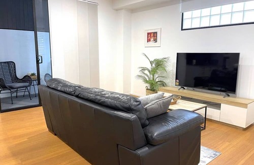 West End House | Modern self contained quiet flat in West End