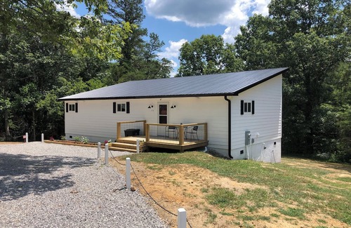 Jamestown House | Charming 2-bedroom house with AC and WiFi in Jamestown